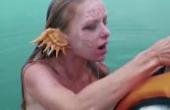 美女潜水遇见恐怖人鱼，正要吃她时，看见项链吓坏了！(8.3分电影片)