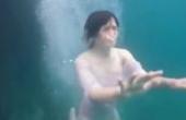 山西临汾小姐姐：潜水专业的女朋友，见到水就想表演跳水(8.3分娱乐片)