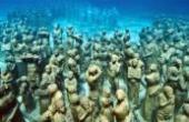 国外男子深海潜水，意外碰到水下人群聚集，看清后赶紧上了岸(8.3分旅游片)